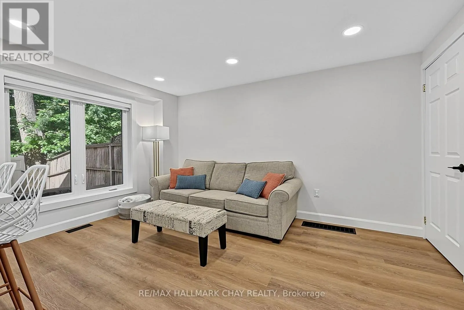 3 - 38 KENWELL CRESCENT