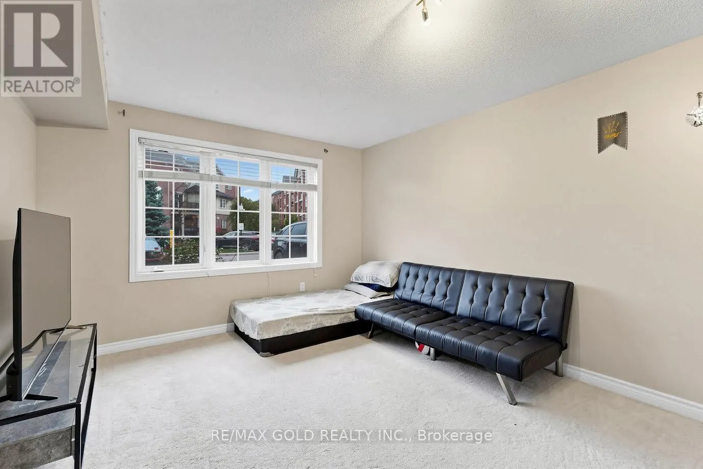 9 - 57 FERNDALE DRIVE S