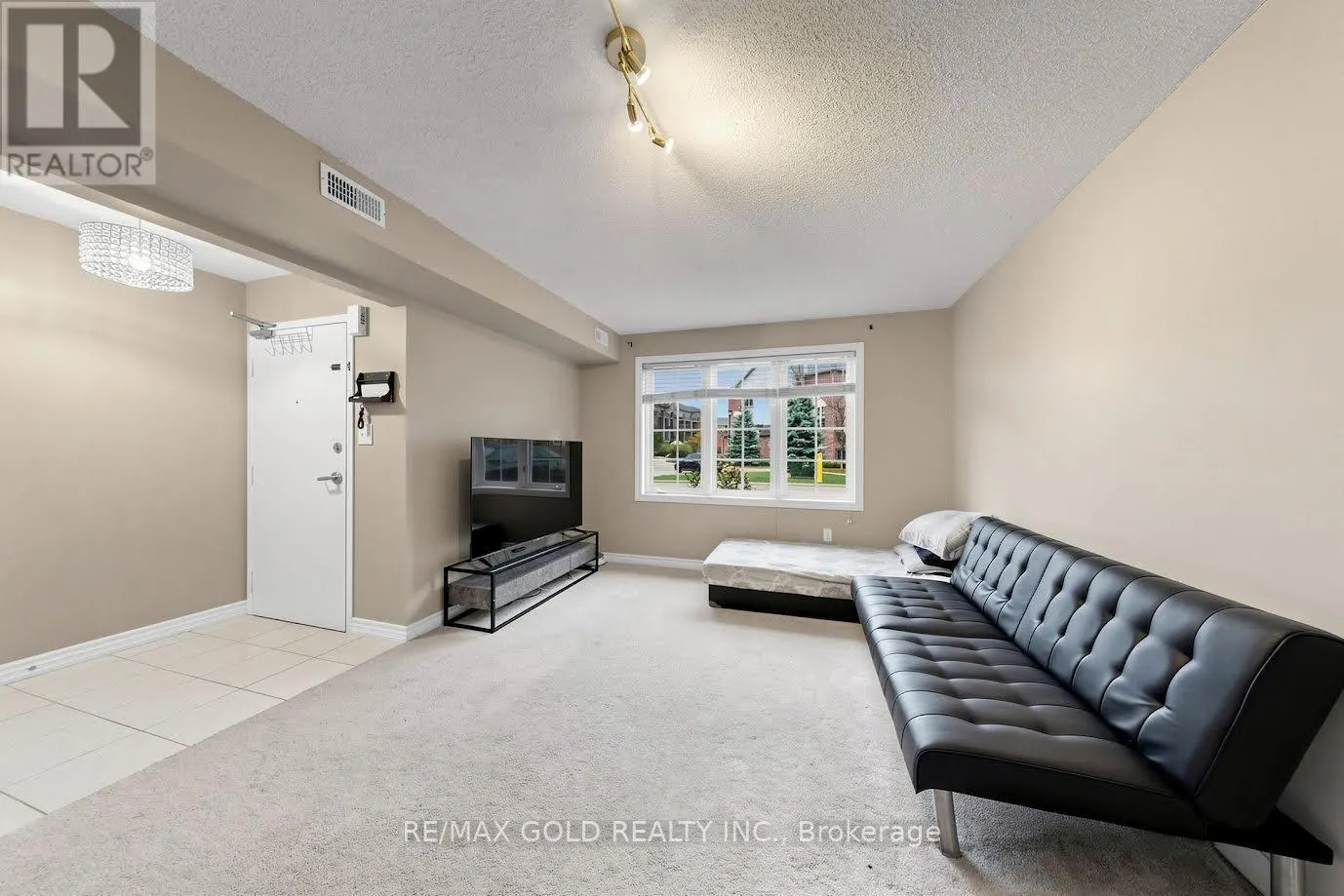 9 - 57 FERNDALE DRIVE S