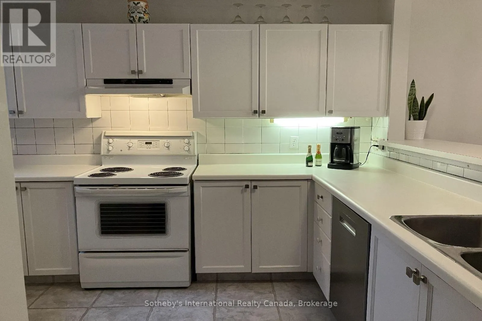 903 CEDAR POINTE COURT