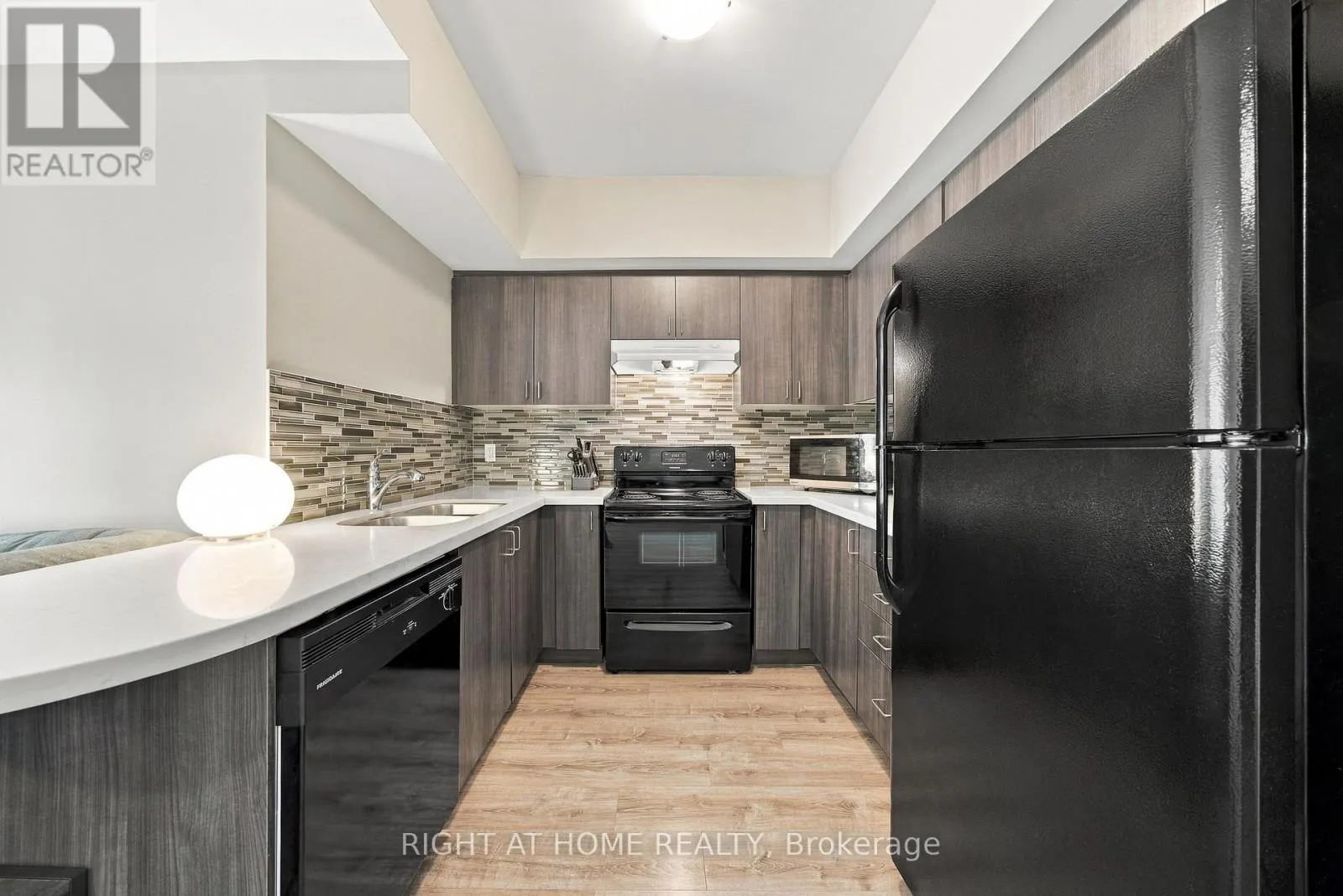 408 - 40 FERNDALE DRIVE S