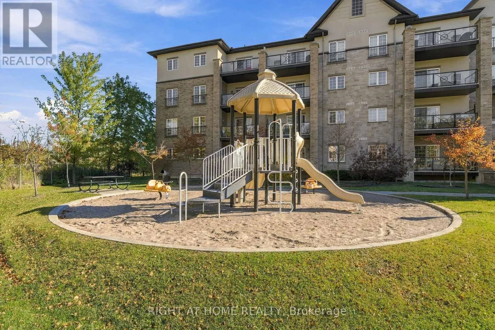 408 - 40 FERNDALE DRIVE S