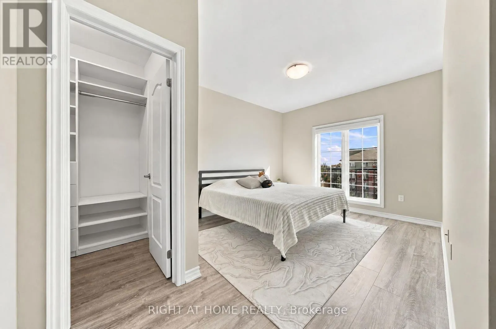 408 - 40 FERNDALE DRIVE S