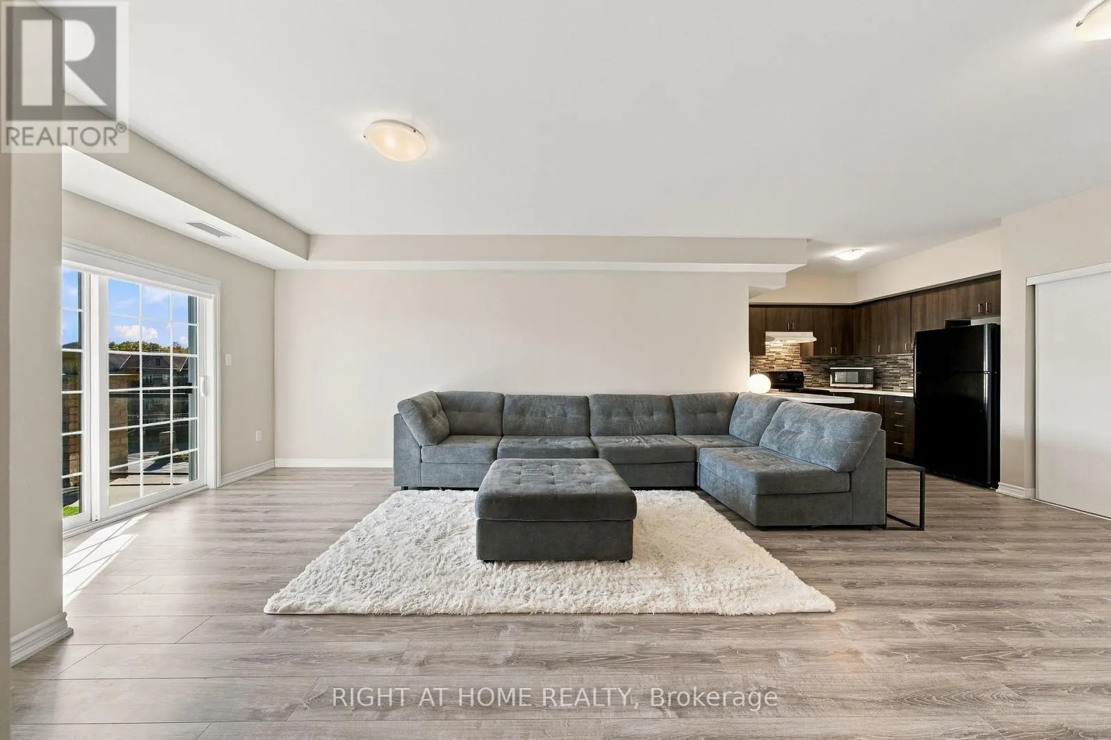 408 - 40 FERNDALE DRIVE S