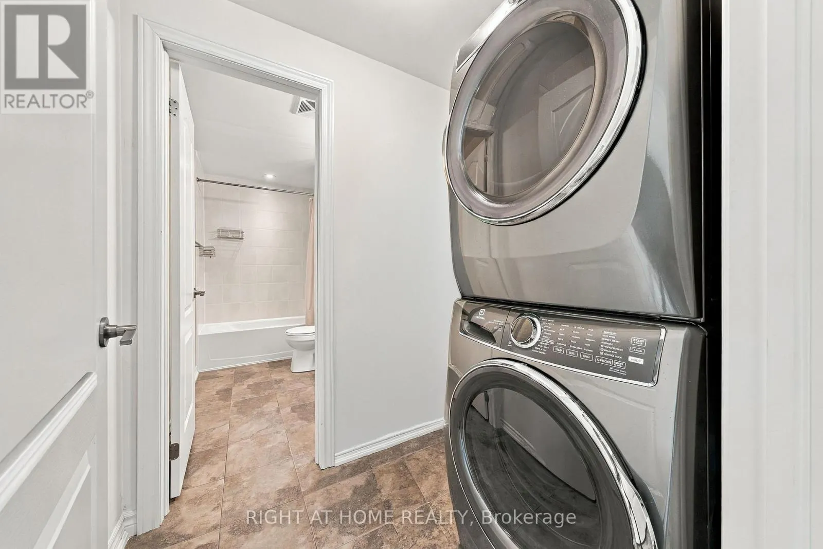 408 - 40 FERNDALE DRIVE S
