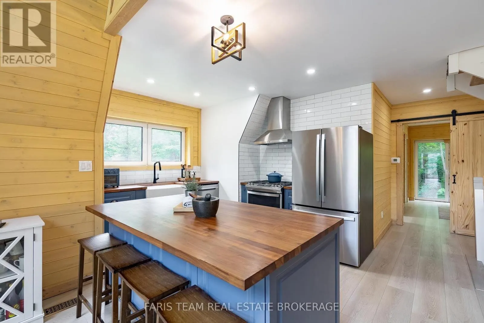 1490 CHAMPLAIN ROAD