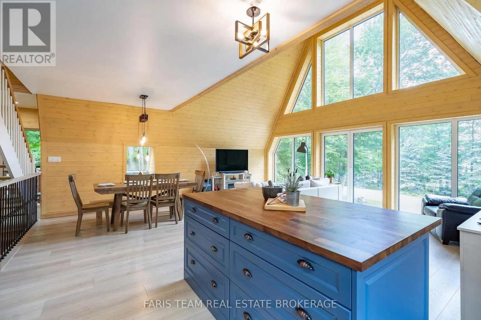 1490 CHAMPLAIN ROAD