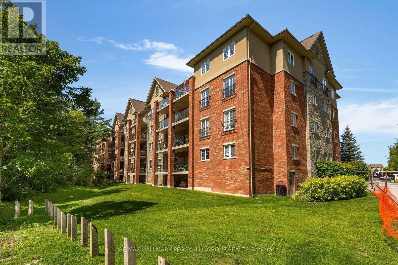 302 - 43 FERNDALE DRIVE S