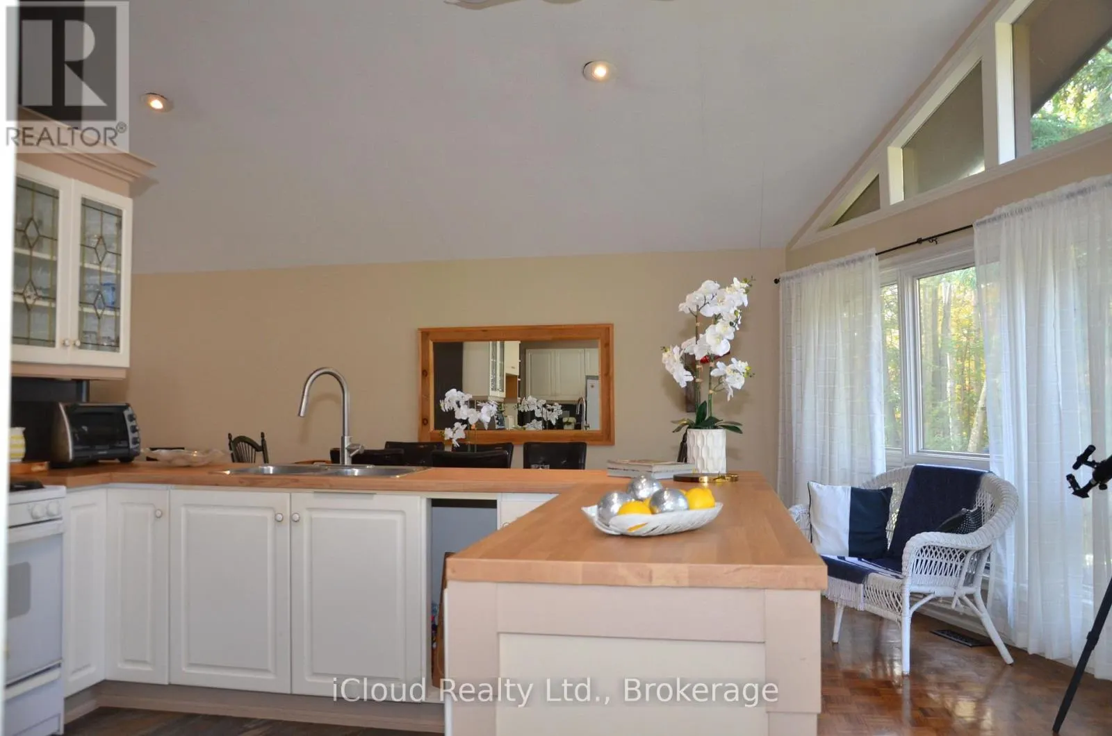 24 MONTCALM CRESCENT