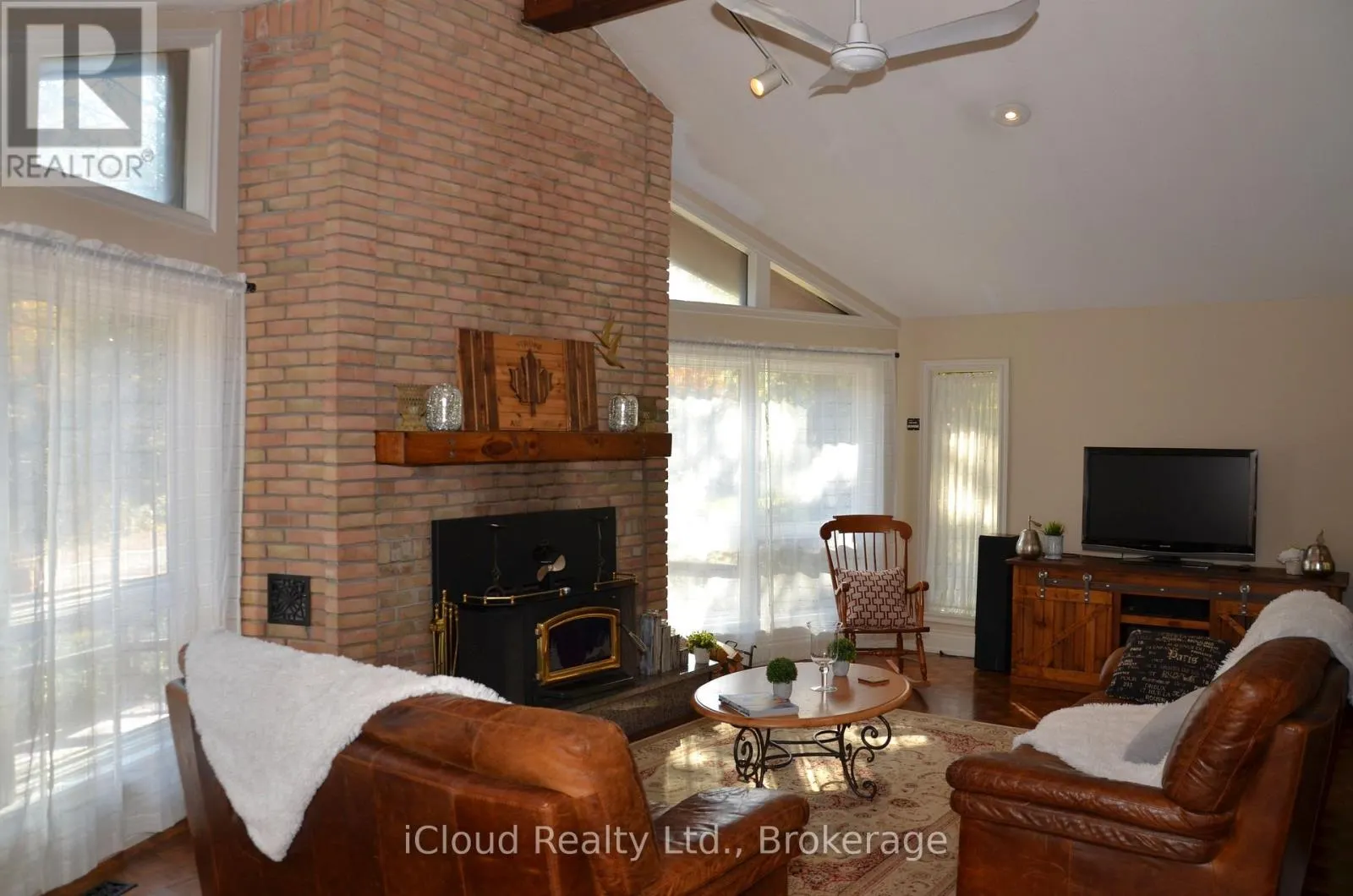 24 MONTCALM CRESCENT