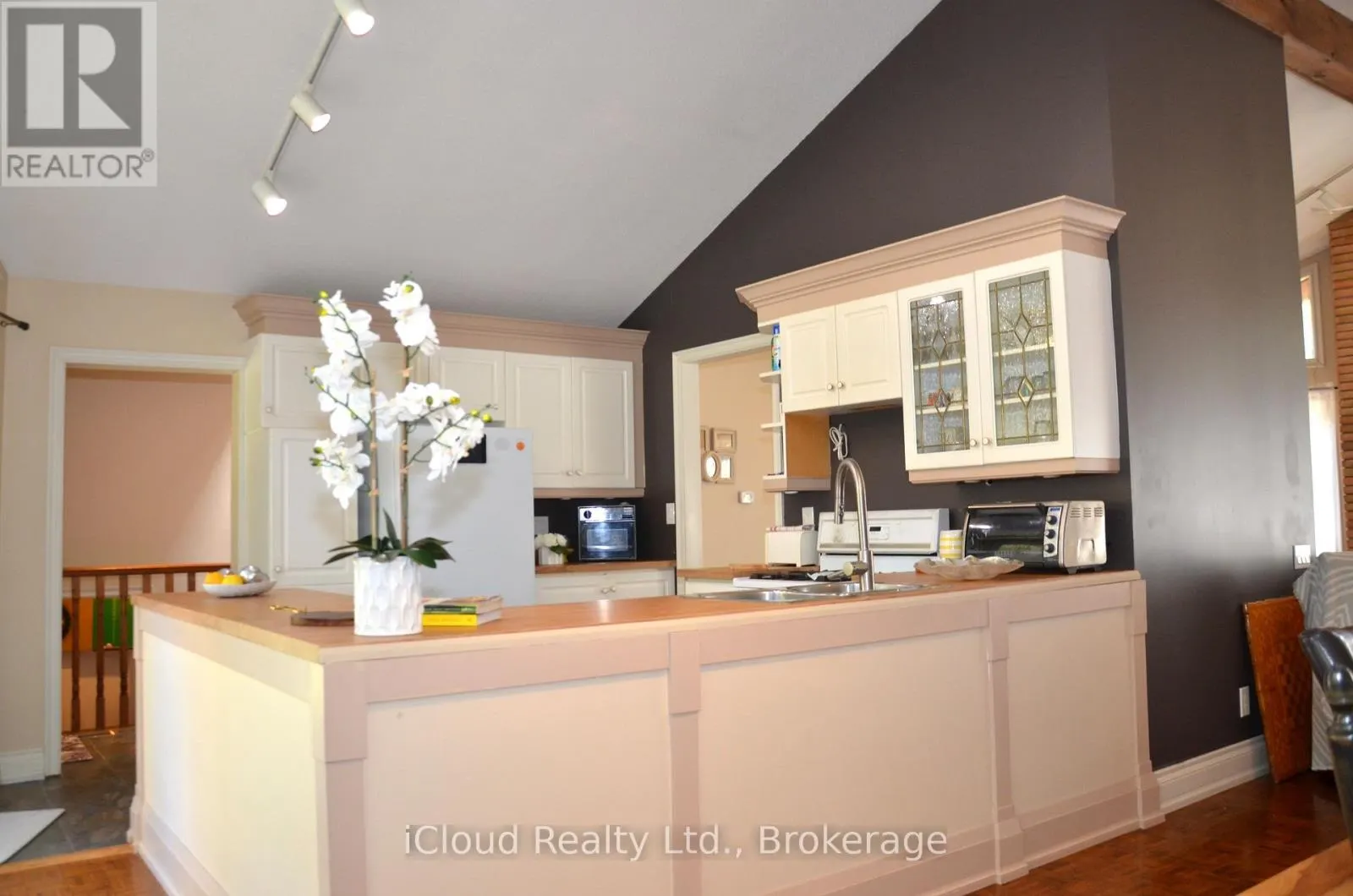 24 MONTCALM CRESCENT