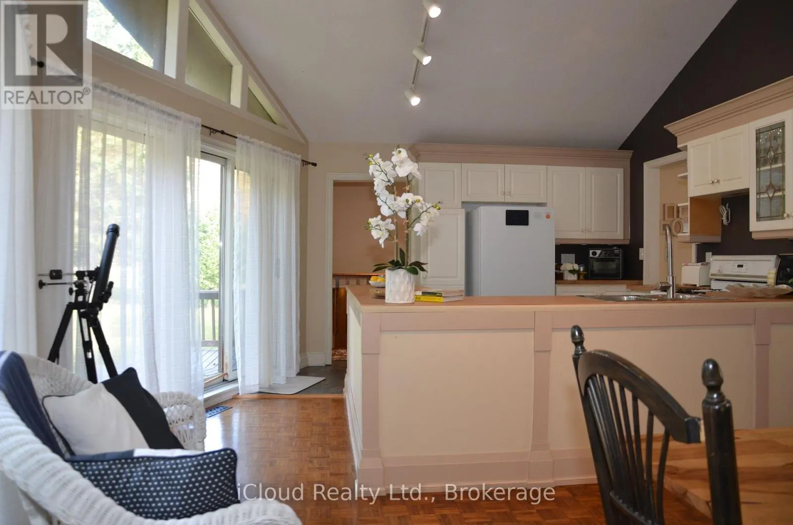 24 MONTCALM CRESCENT