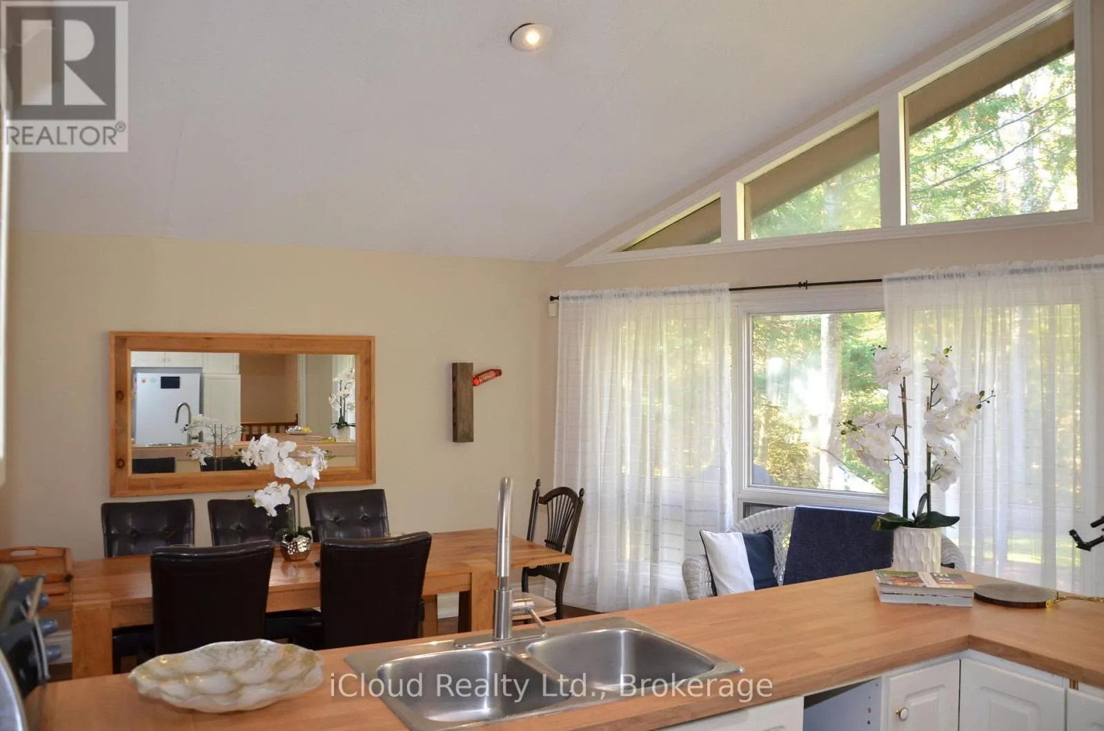 24 MONTCALM CRESCENT