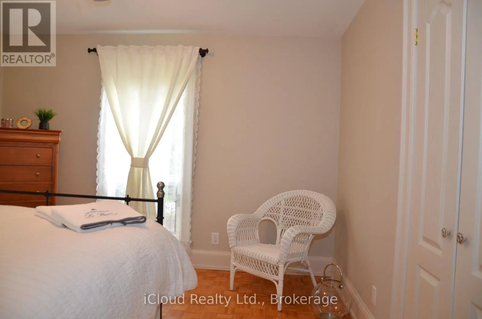 24 MONTCALM CRESCENT