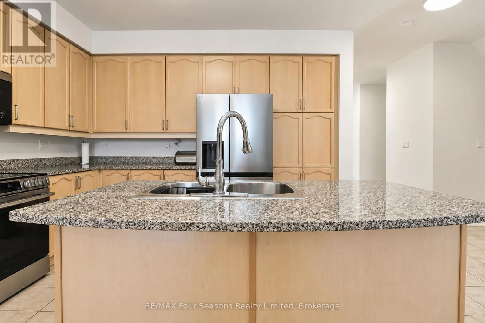 8 - 15 WATERSIDE LANE #8