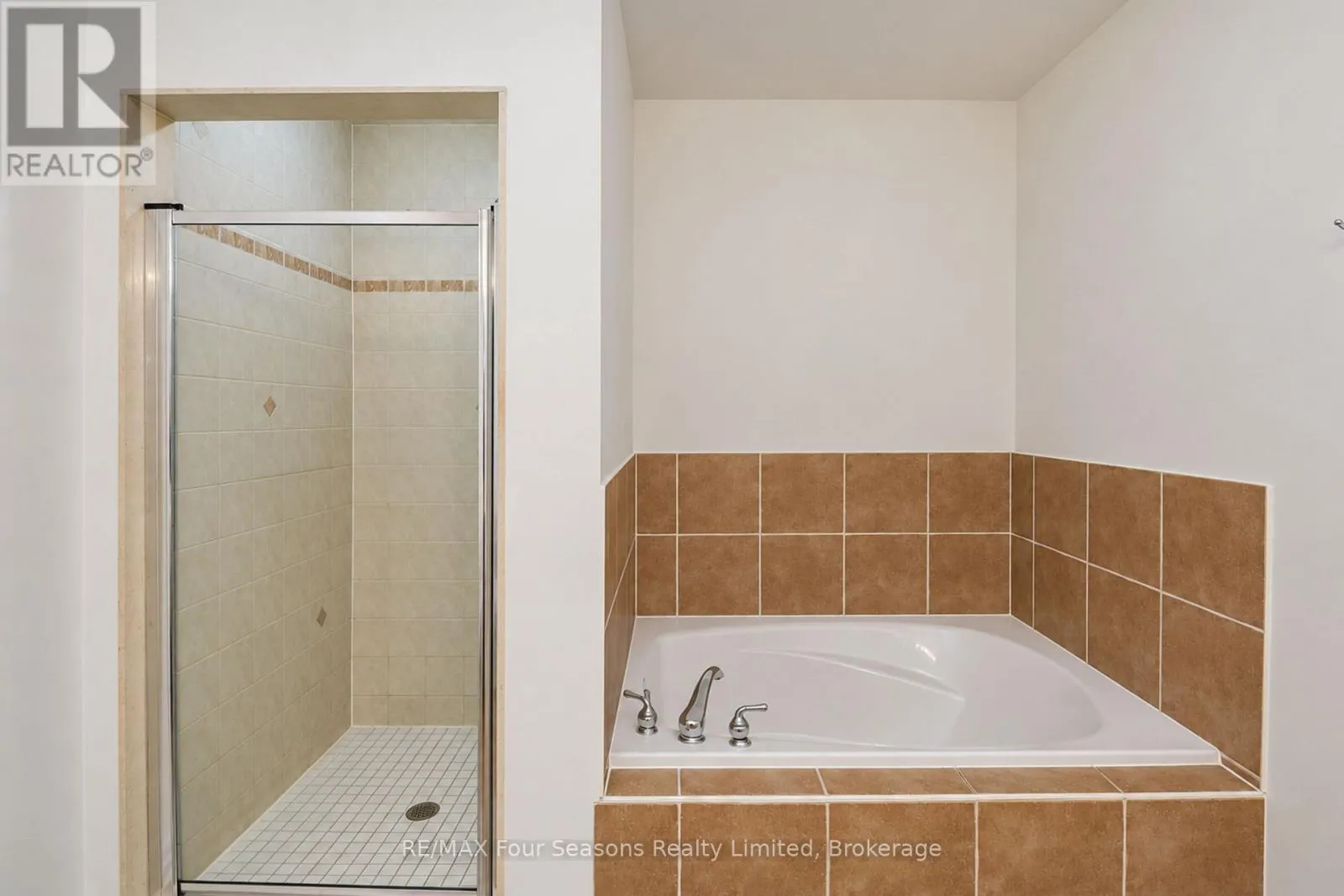8 - 15 WATERSIDE LANE #8