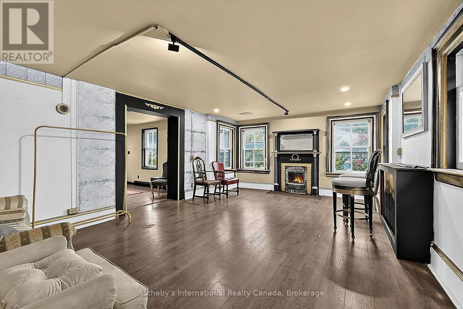 206/207 - 637 HURONTARIO STREET #206/207