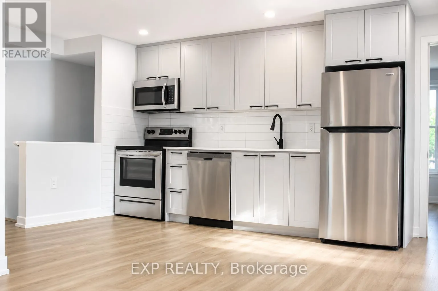 UNIT #3 - 33 FRONT STREET N