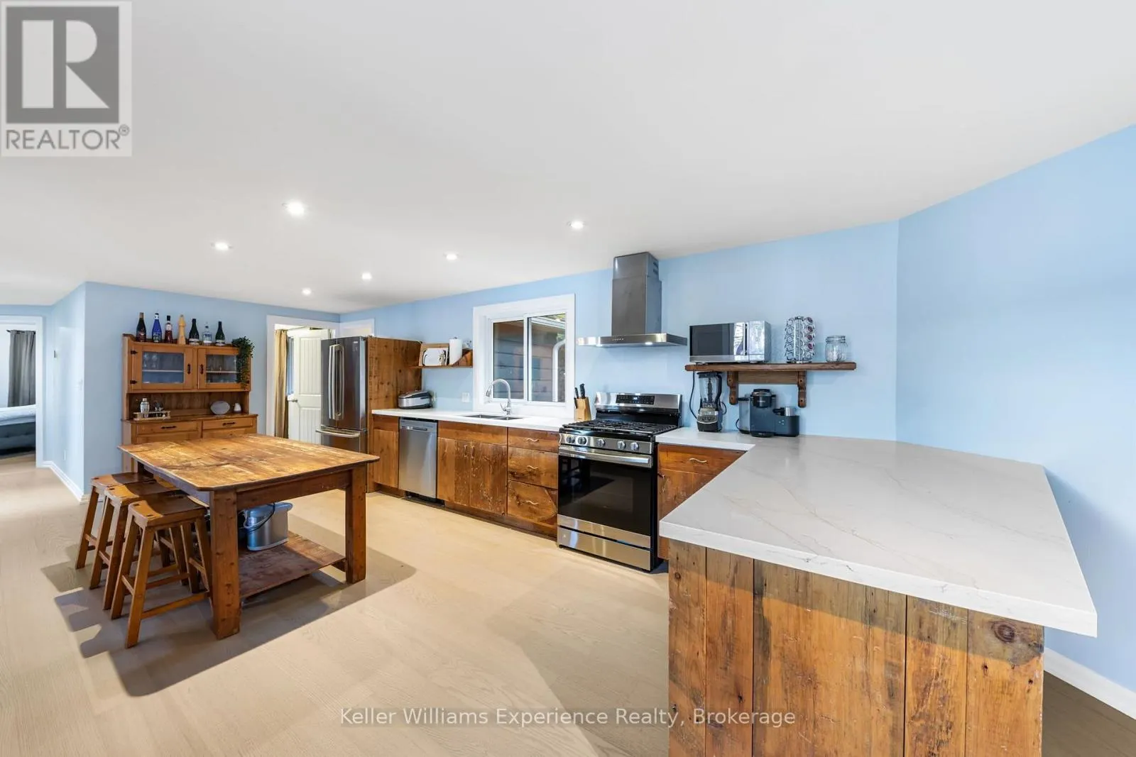 21 LAKEVIEW CRESCENT