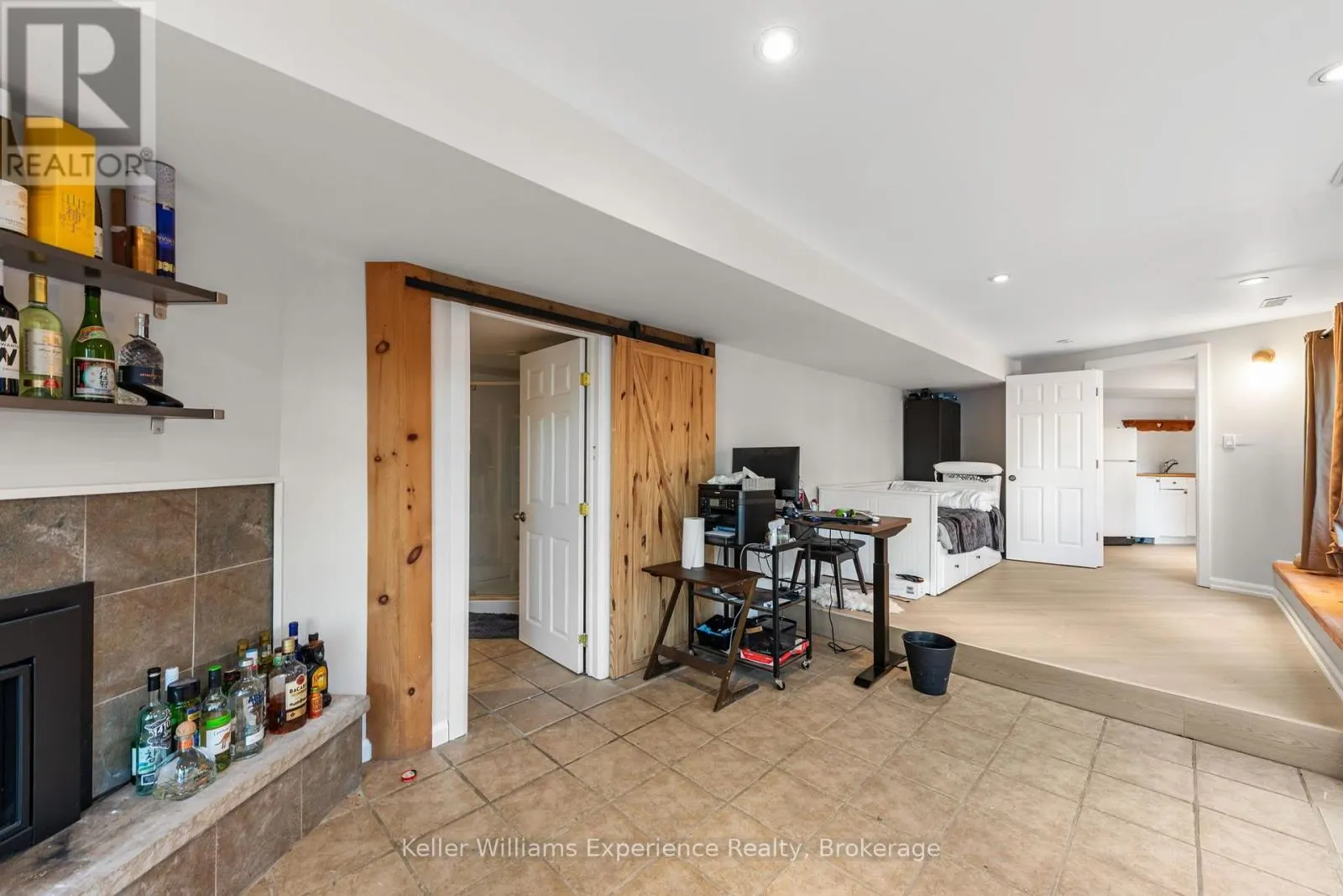 21 LAKEVIEW CRESCENT