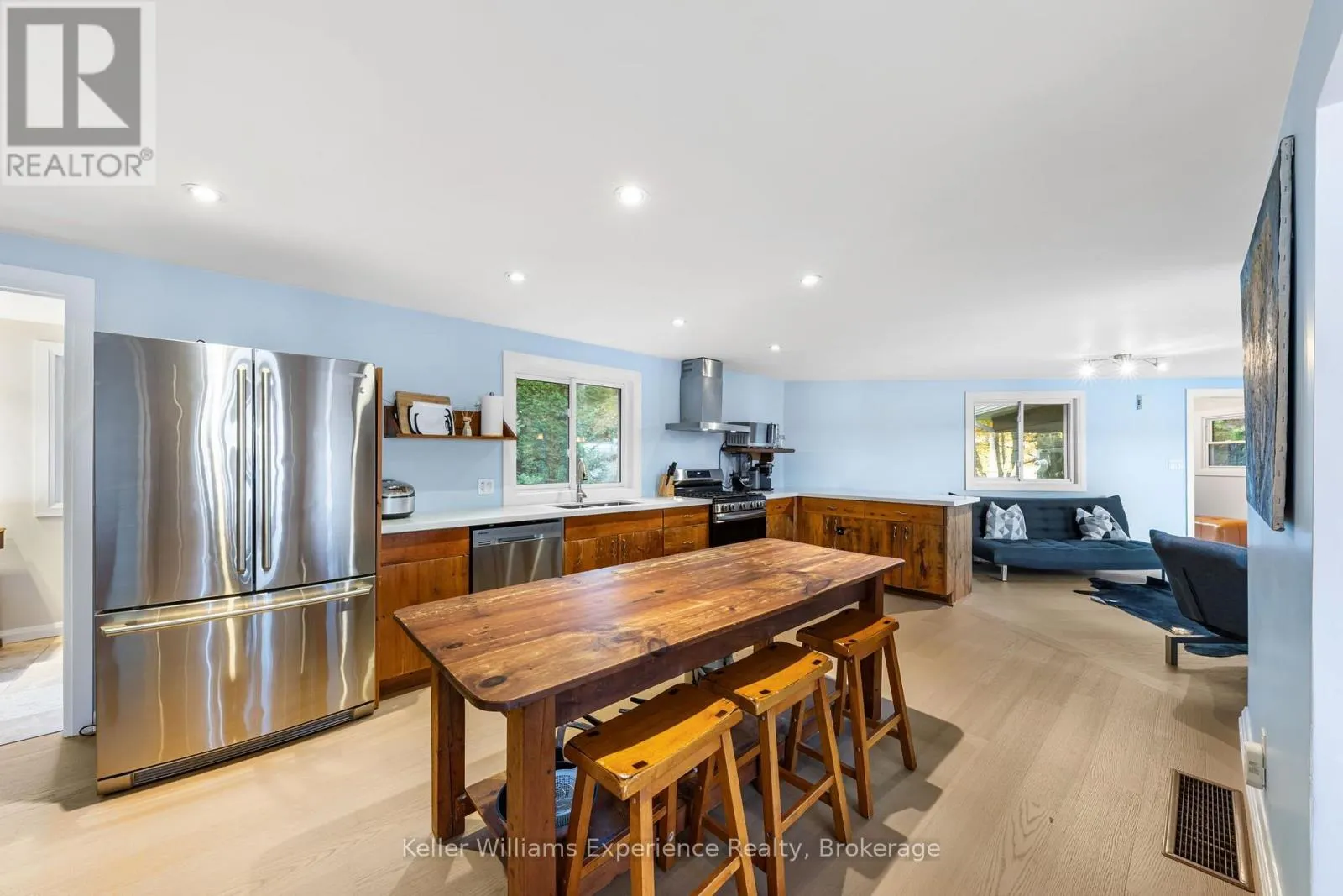 21 LAKEVIEW CRESCENT