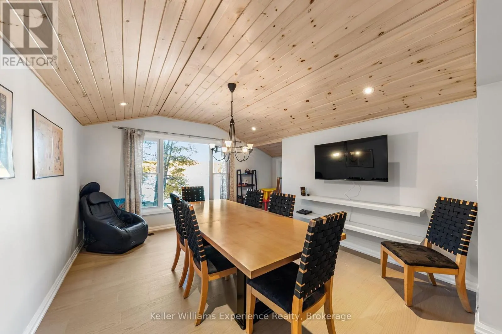 21 LAKEVIEW CRESCENT