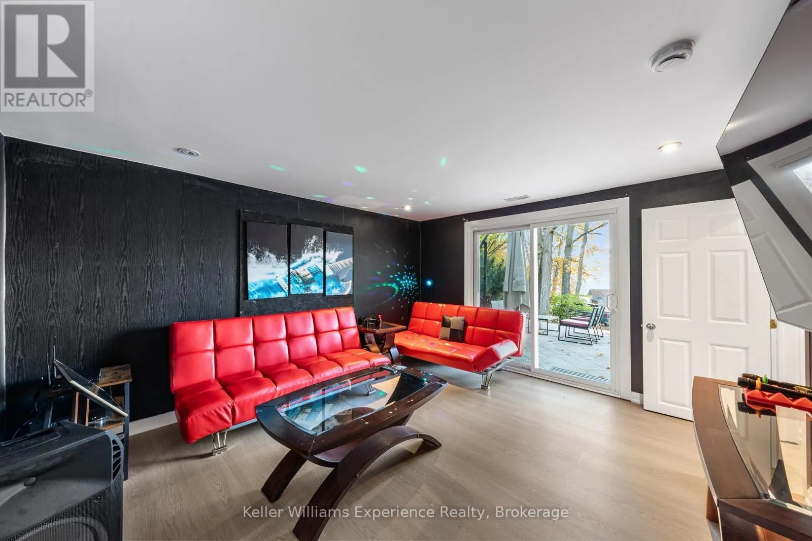 21 LAKEVIEW CRESCENT