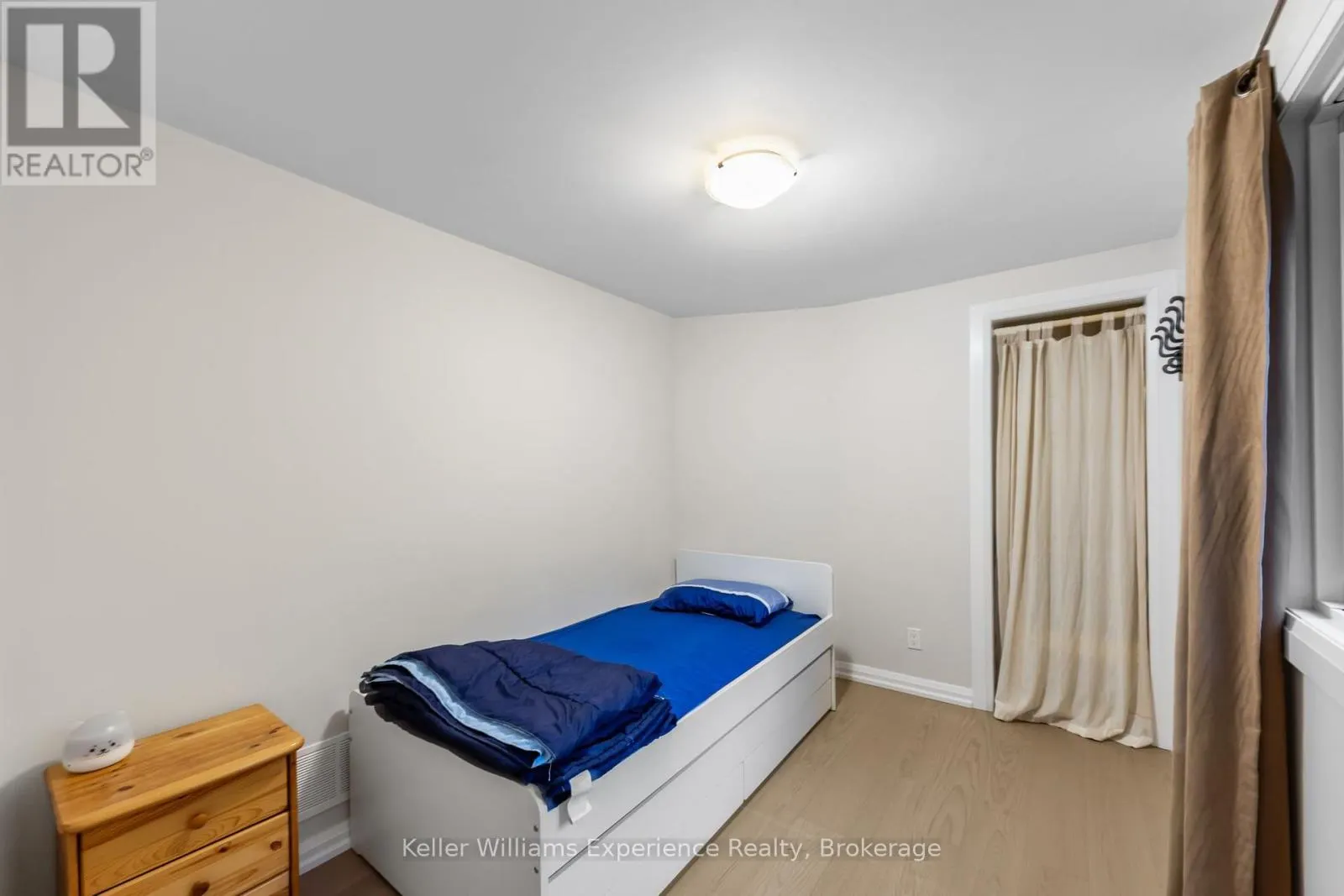 21 LAKEVIEW CRESCENT