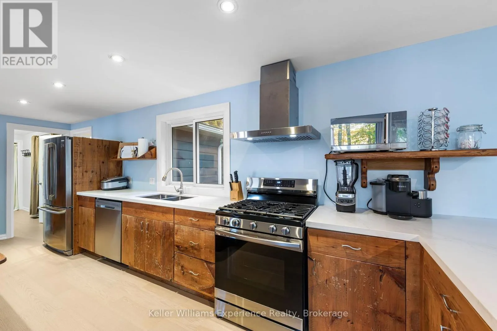 21 LAKEVIEW CRESCENT