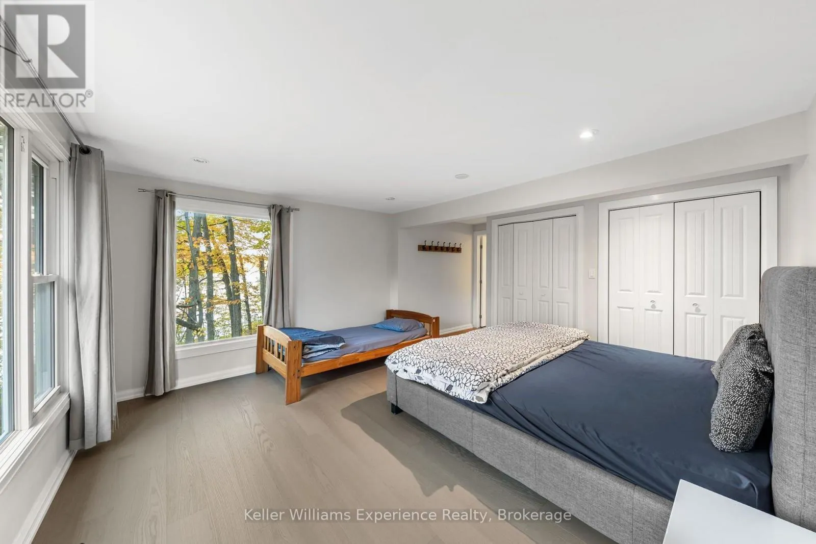 21 LAKEVIEW CRESCENT