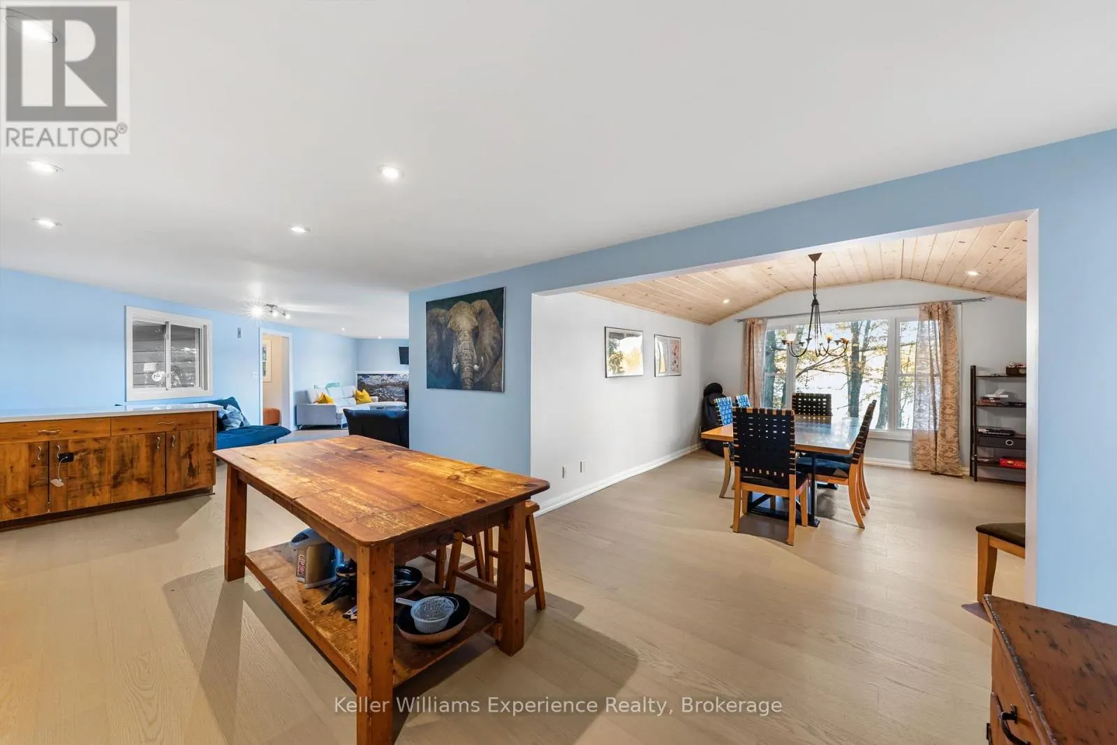 21 LAKEVIEW CRESCENT