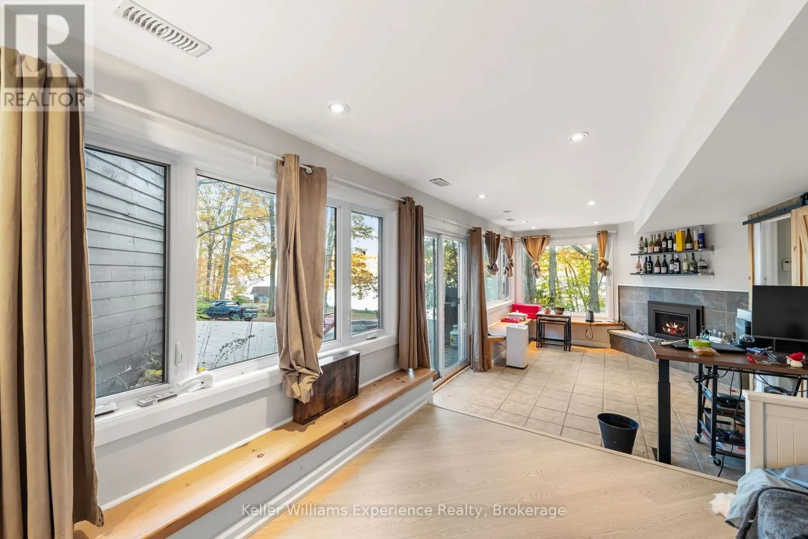 21 LAKEVIEW CRESCENT