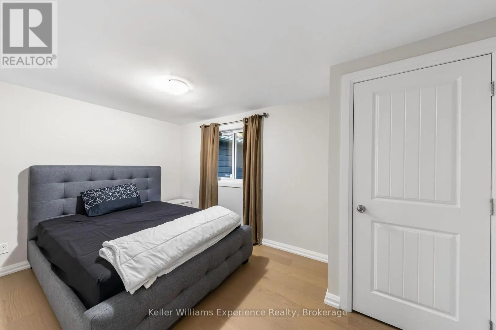 21 LAKEVIEW CRESCENT