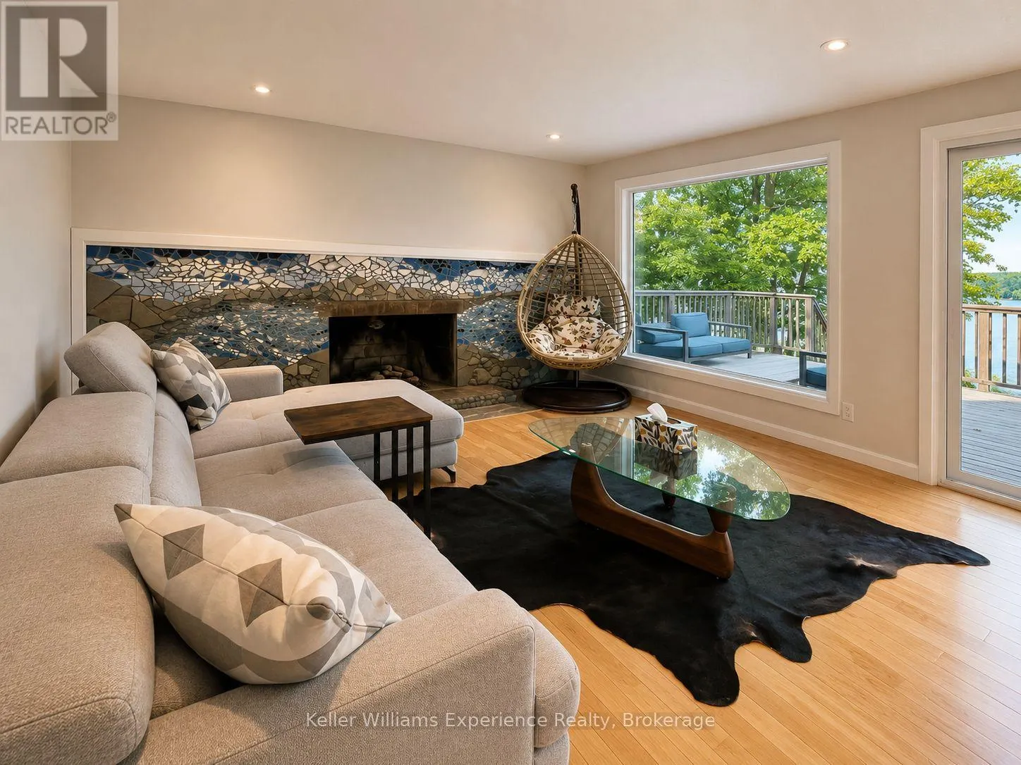 21 LAKEVIEW CRESCENT
