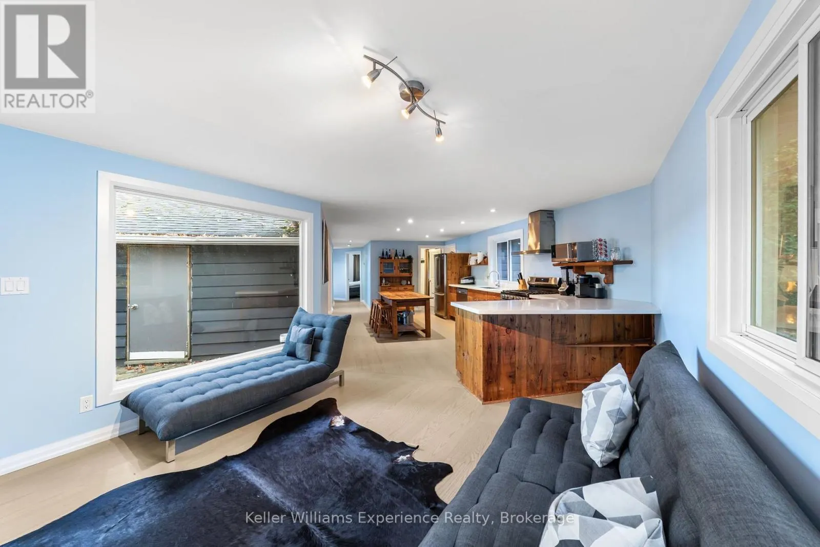 21 LAKEVIEW CRESCENT