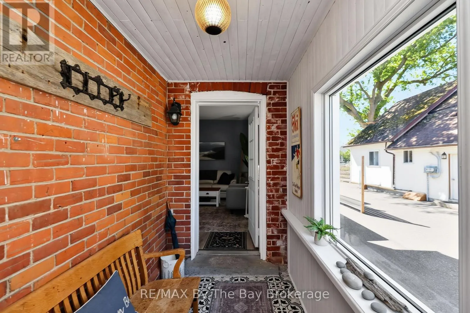 87 QUEEN STREET W