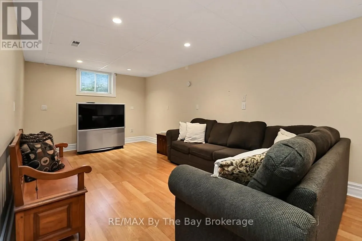 54 FAIRWAY CRESCENT