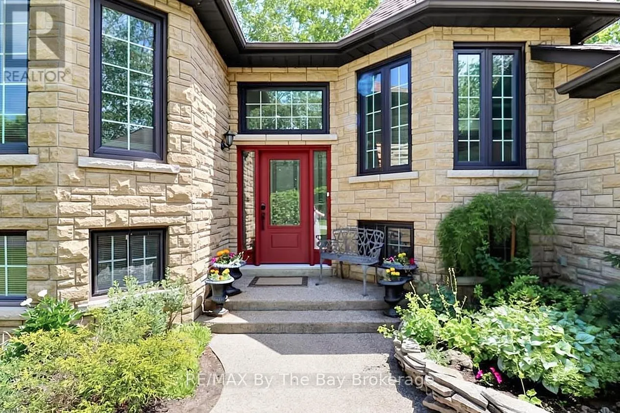 54 FAIRWAY CRESCENT