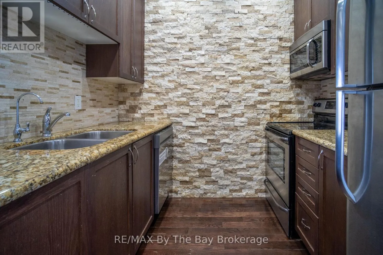 206 - 764 RIVER ROAD E #206