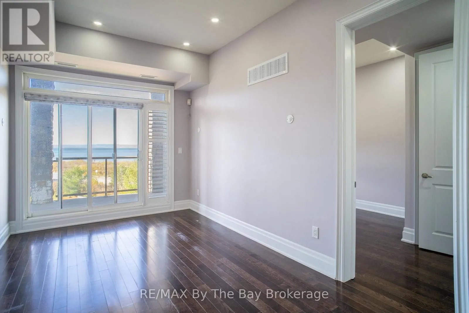 206 - 764 RIVER ROAD E #206