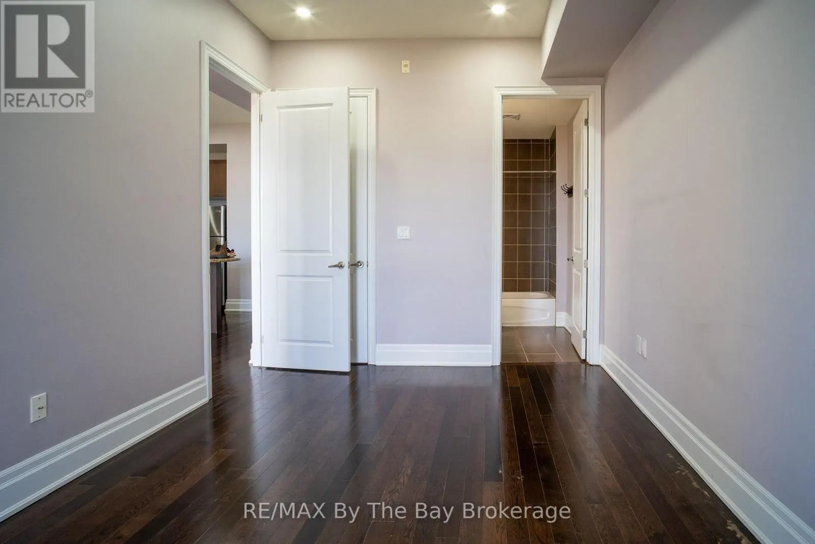 206 - 764 RIVER ROAD E #206