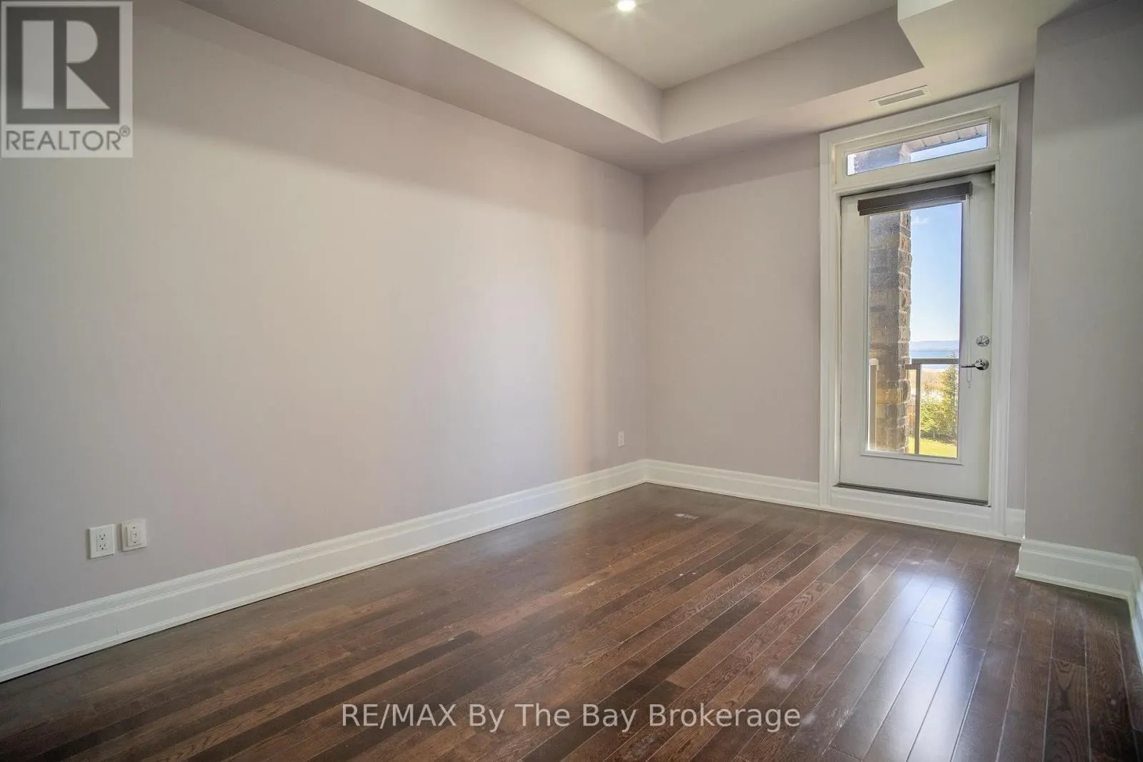 206 - 764 RIVER ROAD E #206