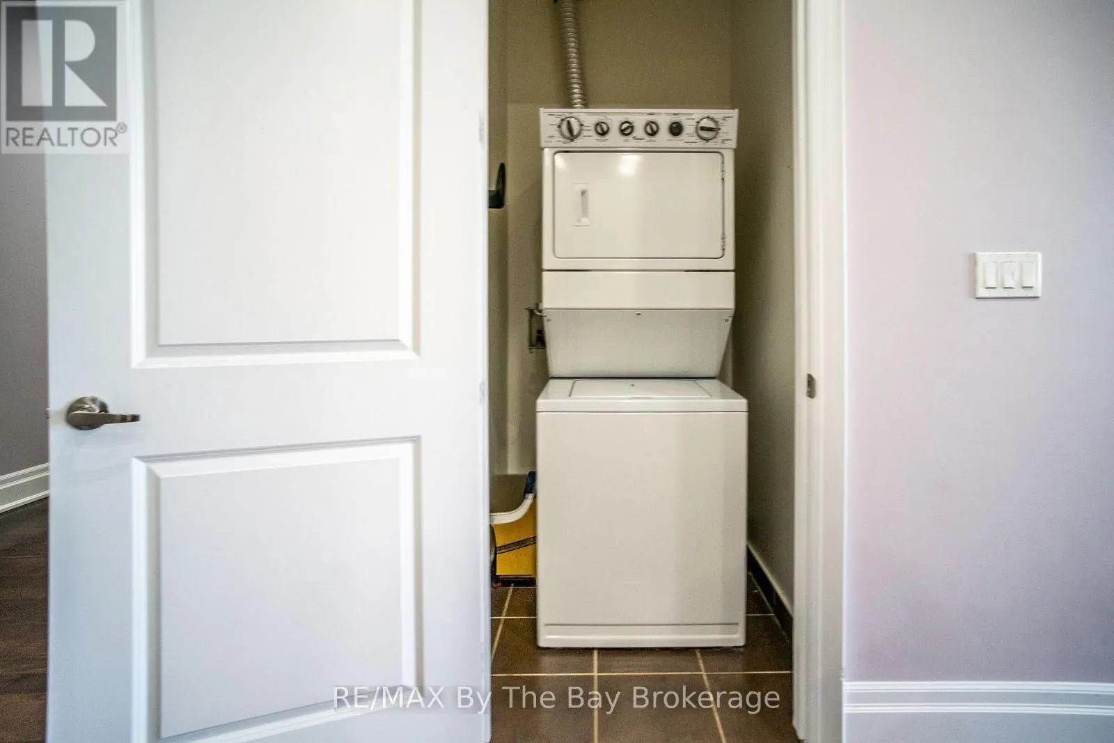 206 - 764 RIVER ROAD E #206