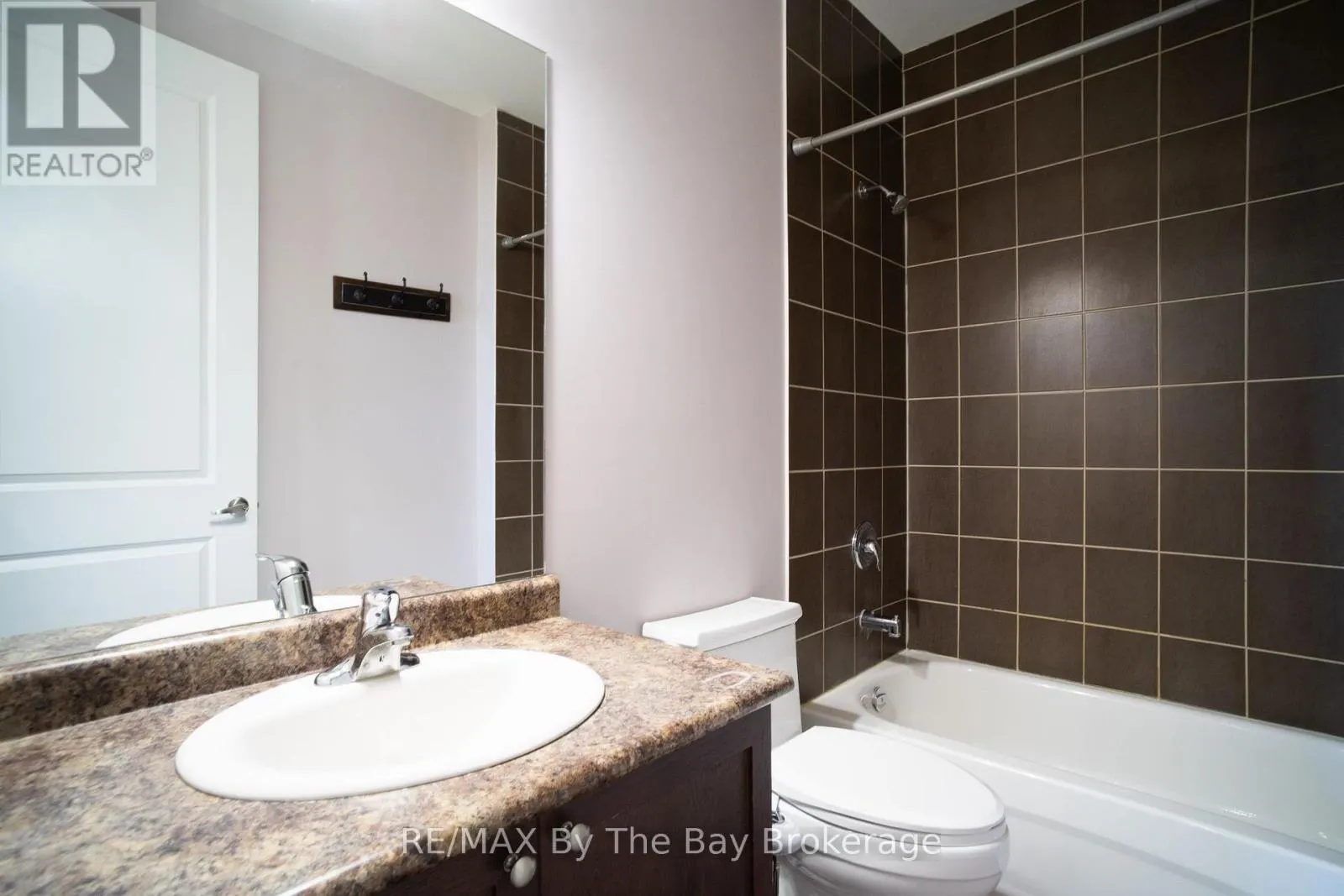 206 - 764 RIVER ROAD E #206