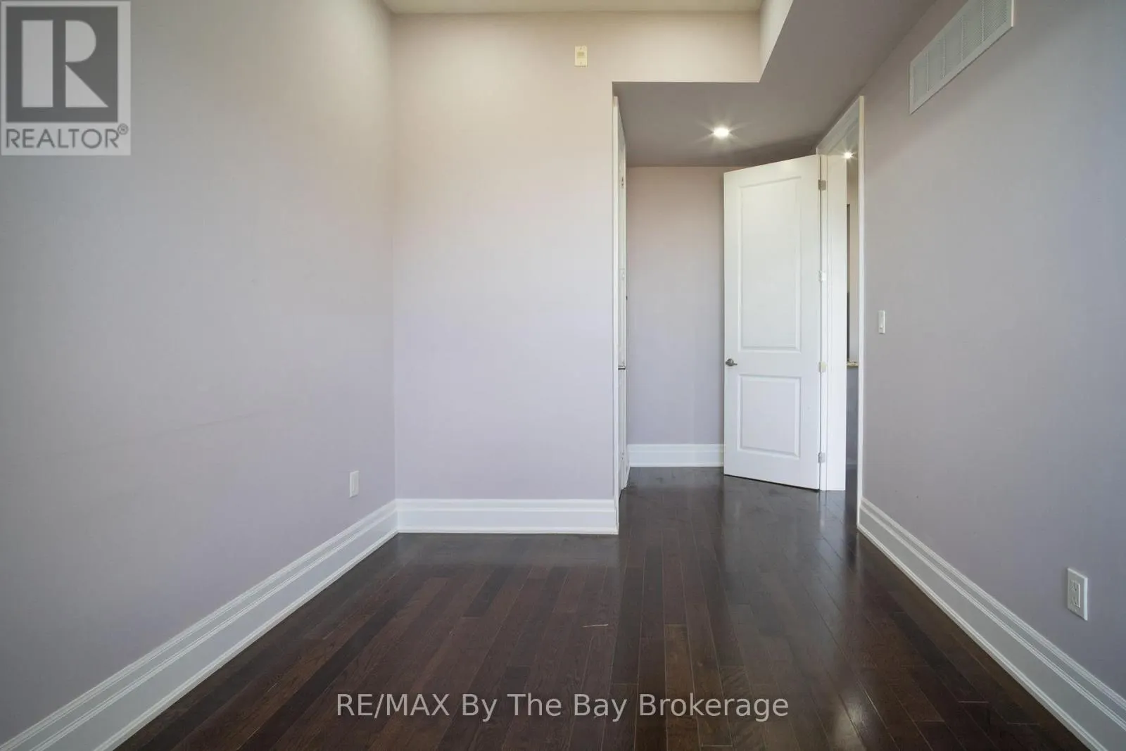 206 - 764 RIVER ROAD E #206