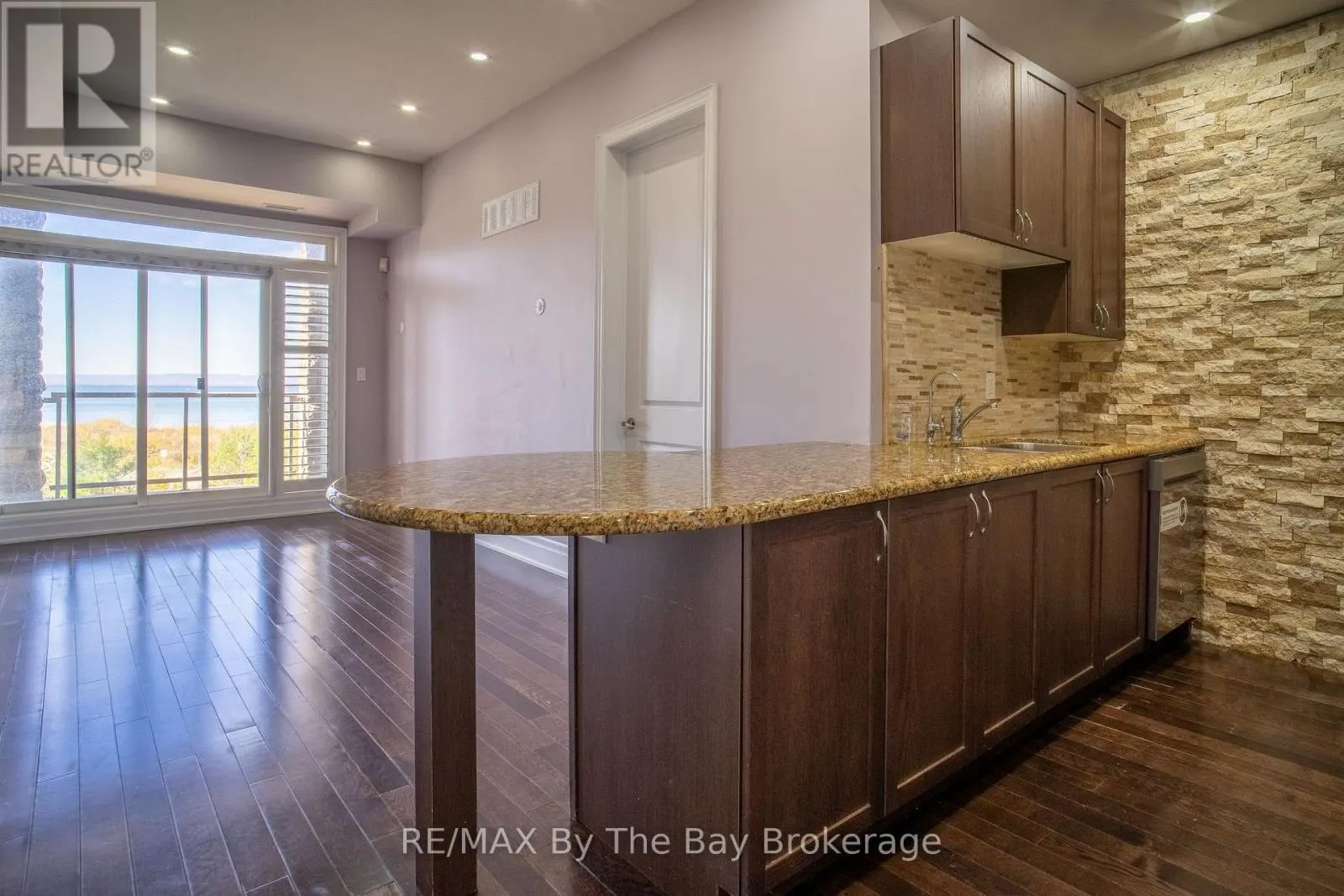 206 - 764 RIVER ROAD E #206