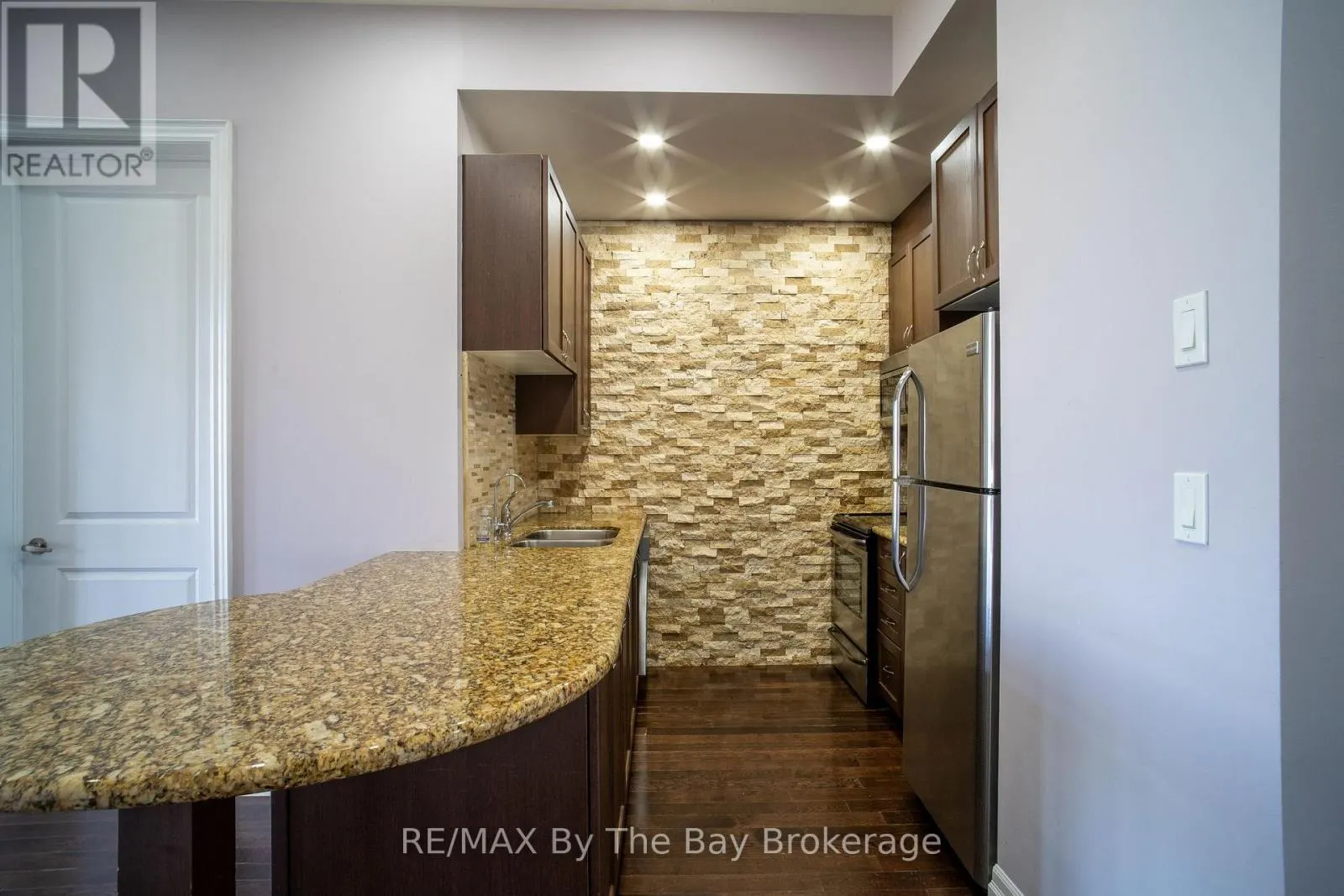 206 - 764 RIVER ROAD E #206