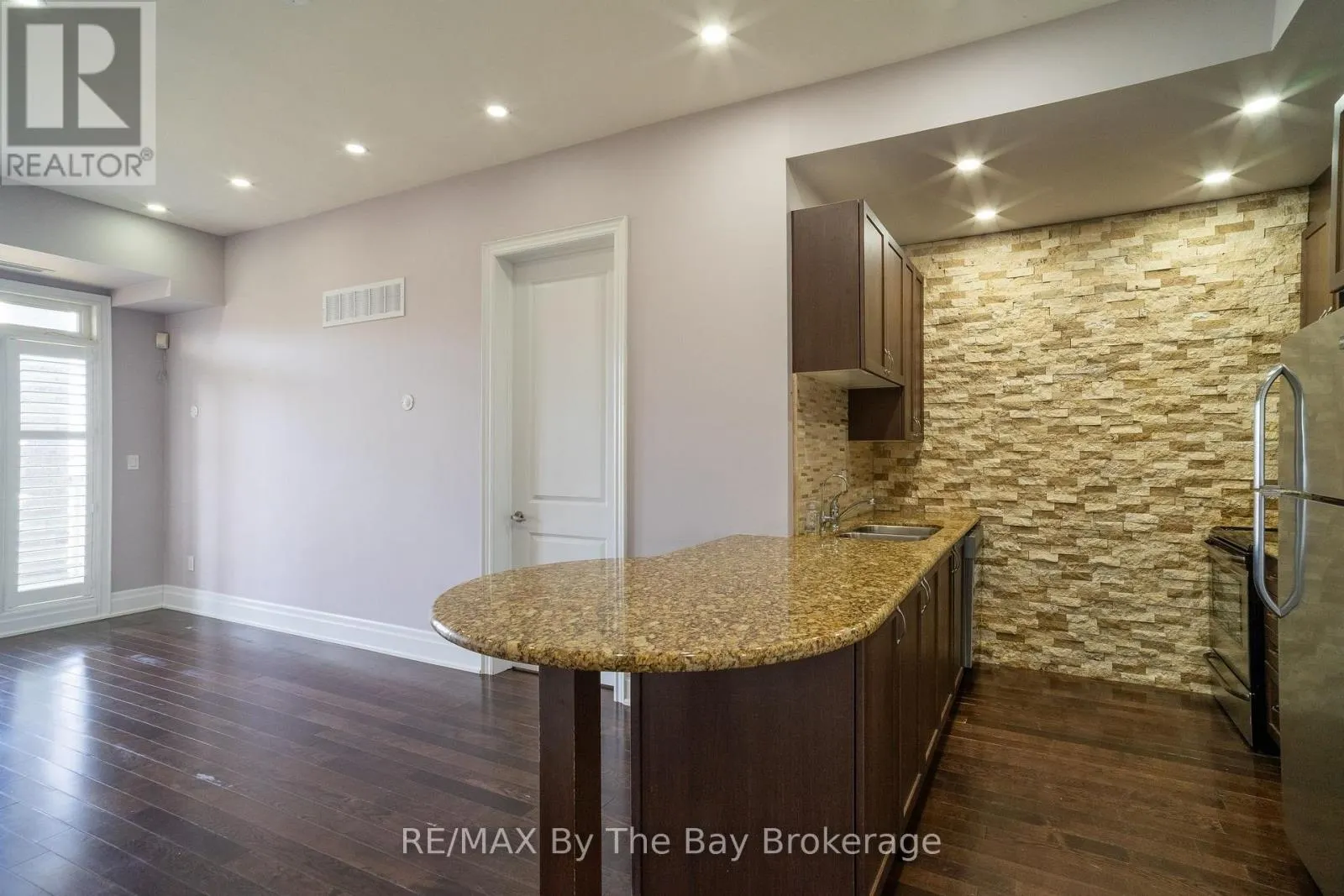 206 - 764 RIVER ROAD E #206