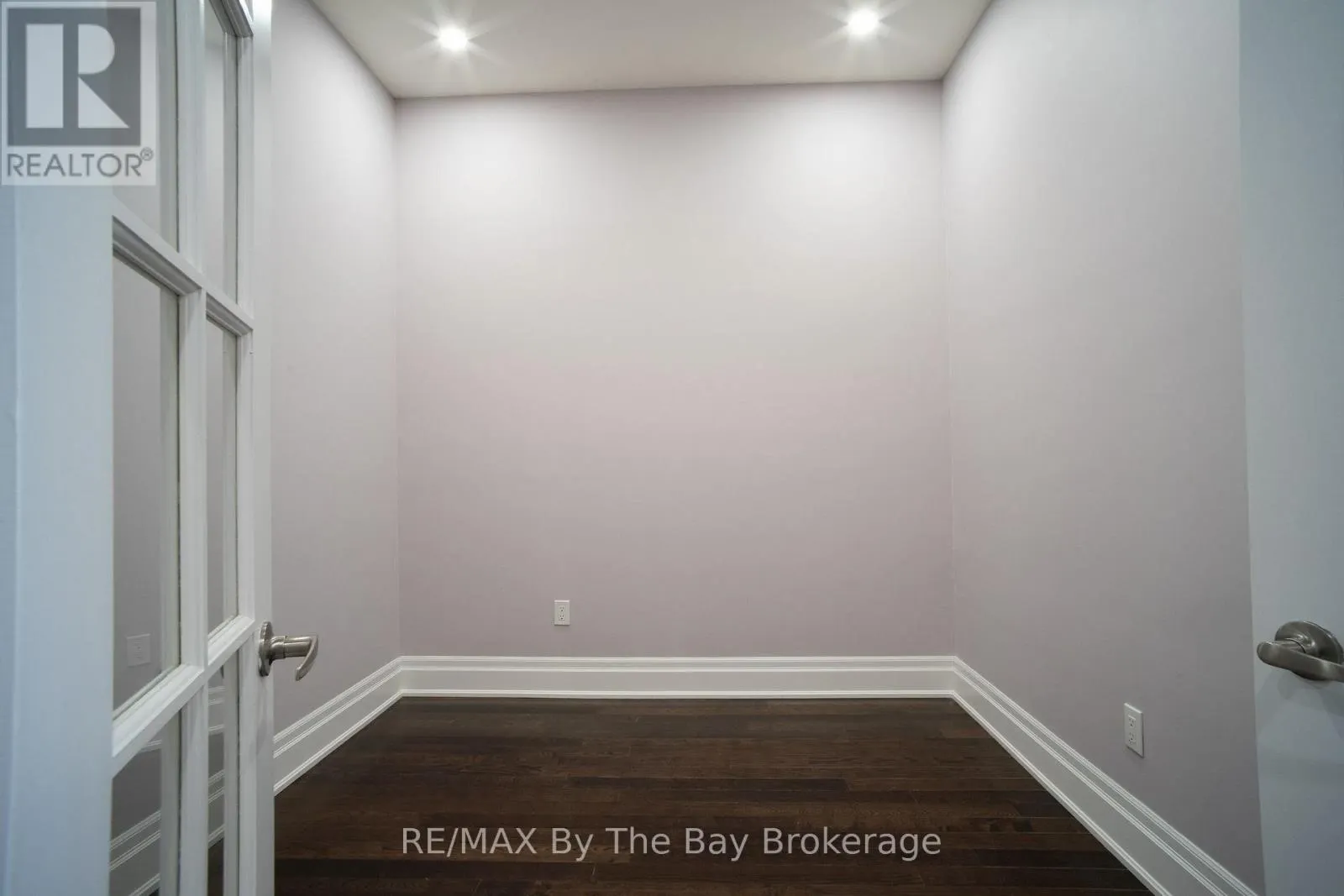 206 - 764 RIVER ROAD E #206