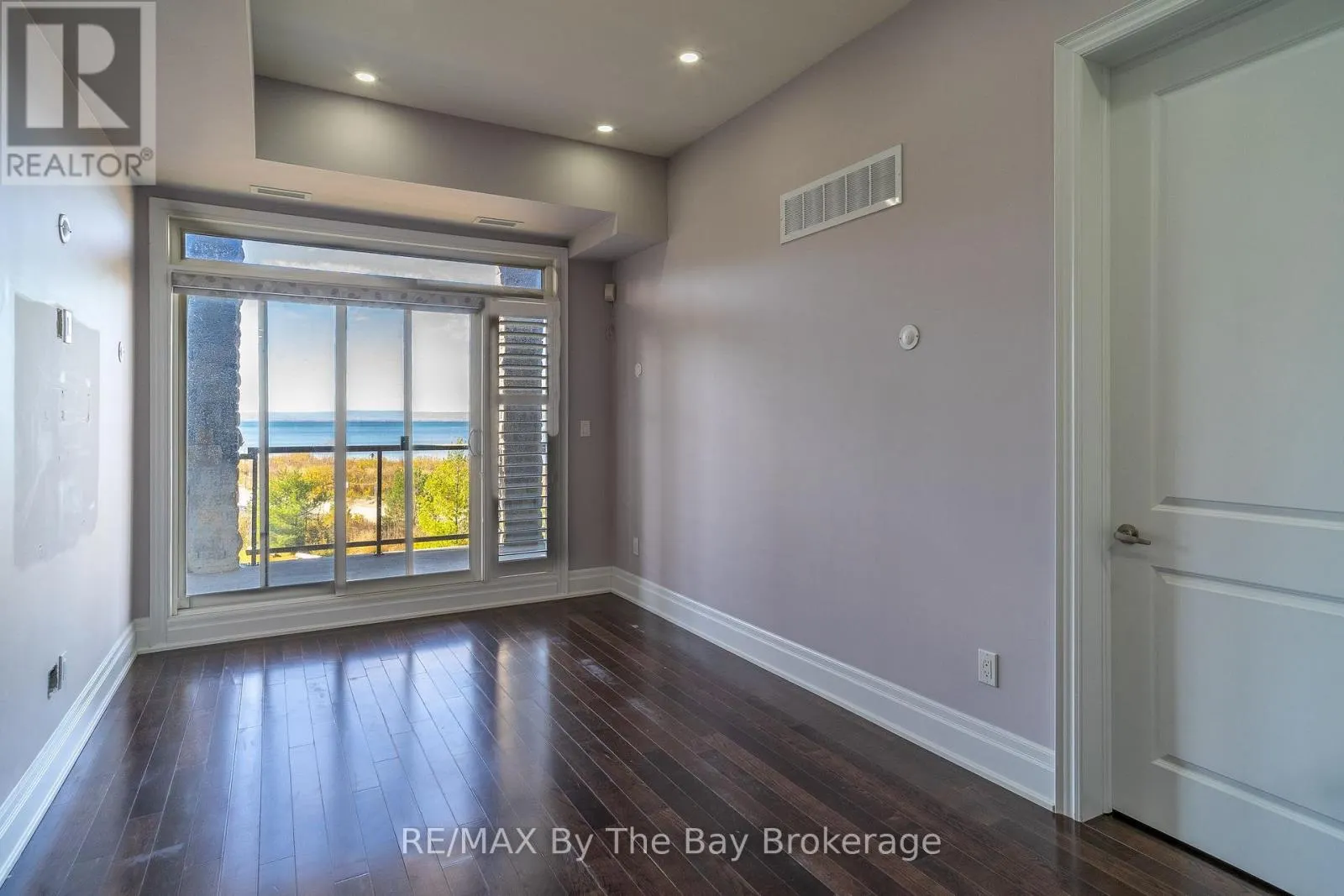 206 - 764 RIVER ROAD E #206